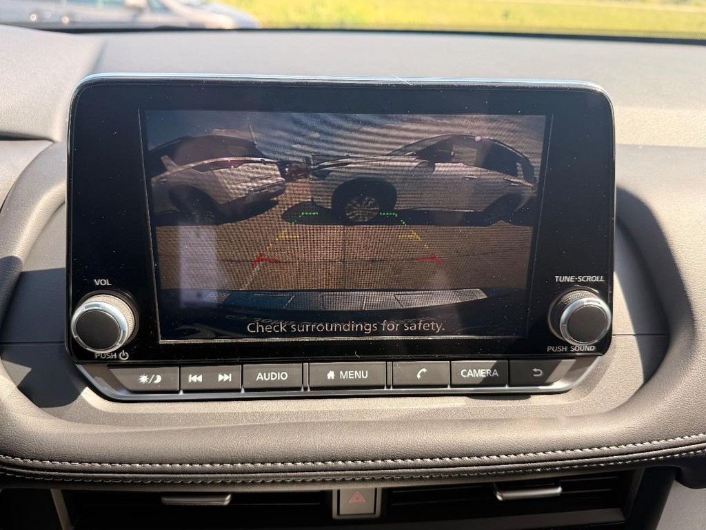 Nissan Rogue Vehicle Full-screen Gallery Image 02