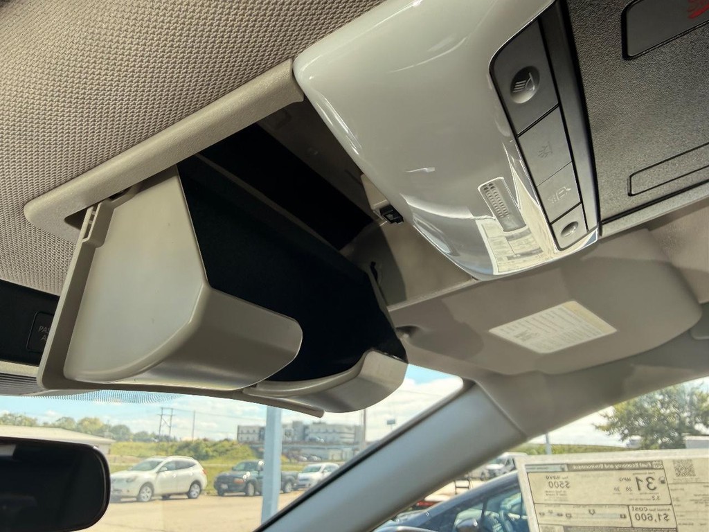 Nissan Rogue Vehicle Full-screen Gallery Image 05