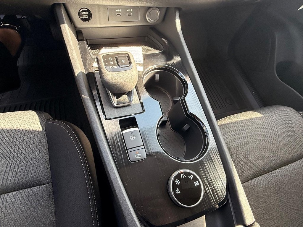 Nissan Rogue Vehicle Full-screen Gallery Image 06