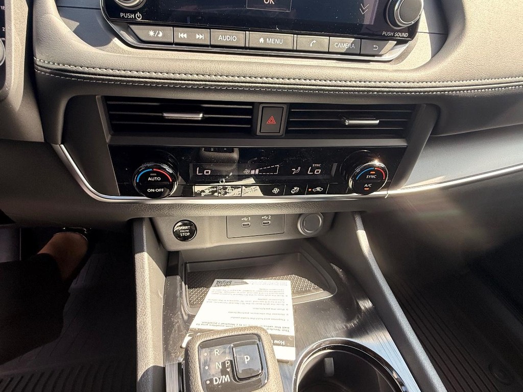 Nissan Rogue Vehicle Full-screen Gallery Image 07