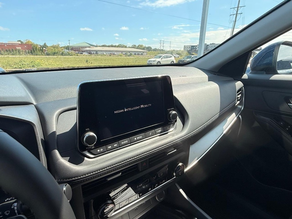 Nissan Rogue Vehicle Full-screen Gallery Image 08