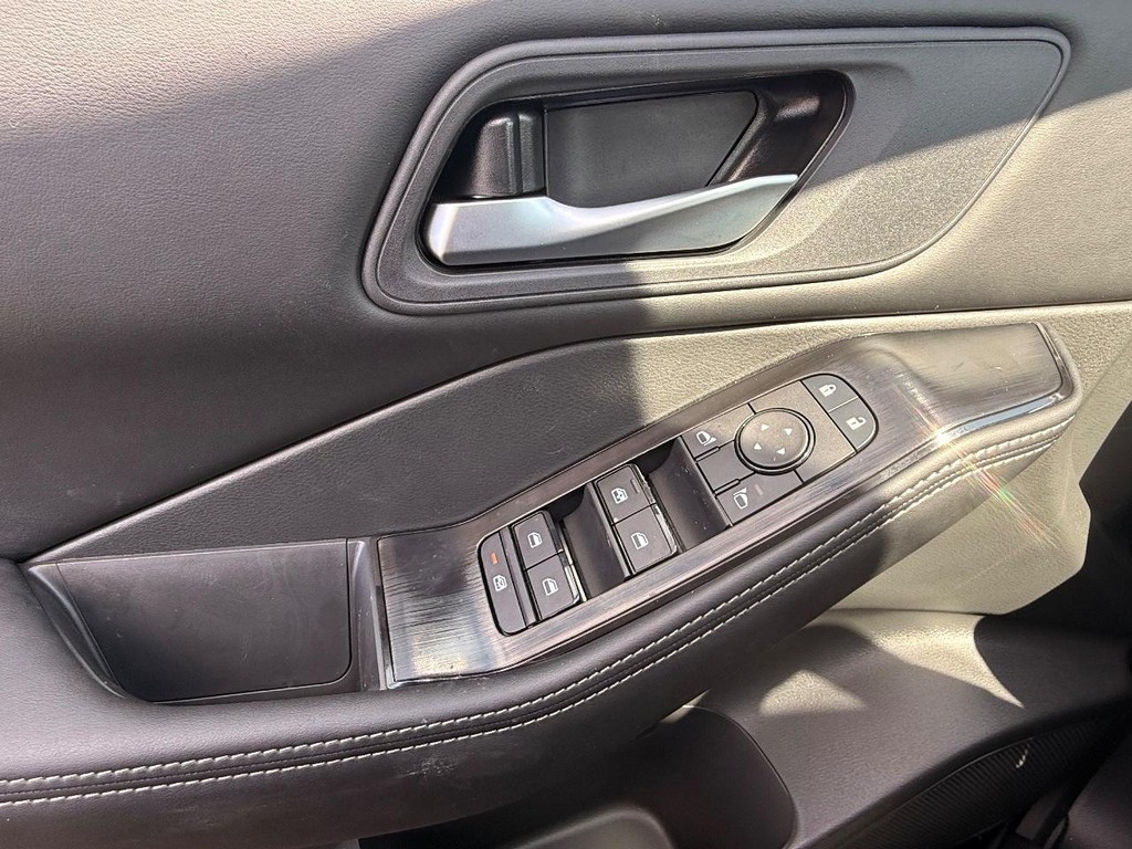 Nissan Rogue Vehicle Full-screen Gallery Image 09