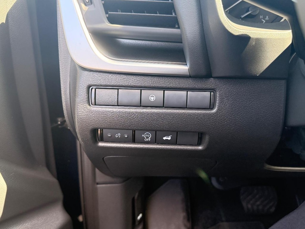 Nissan Rogue Vehicle Full-screen Gallery Image 11