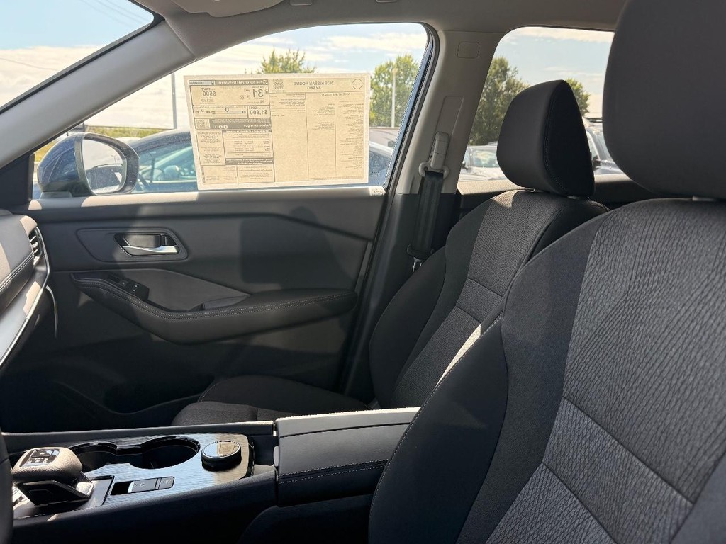 Nissan Rogue Vehicle Full-screen Gallery Image 13