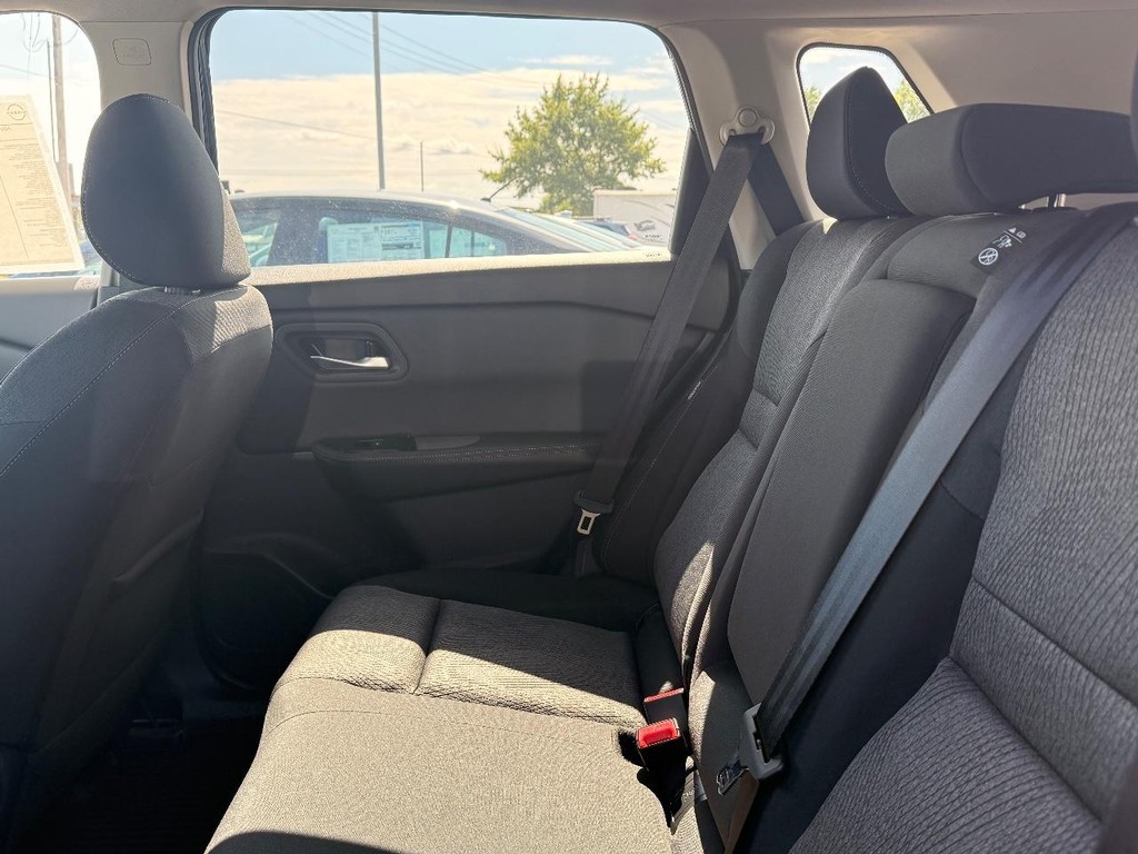 Nissan Rogue Vehicle Full-screen Gallery Image 14