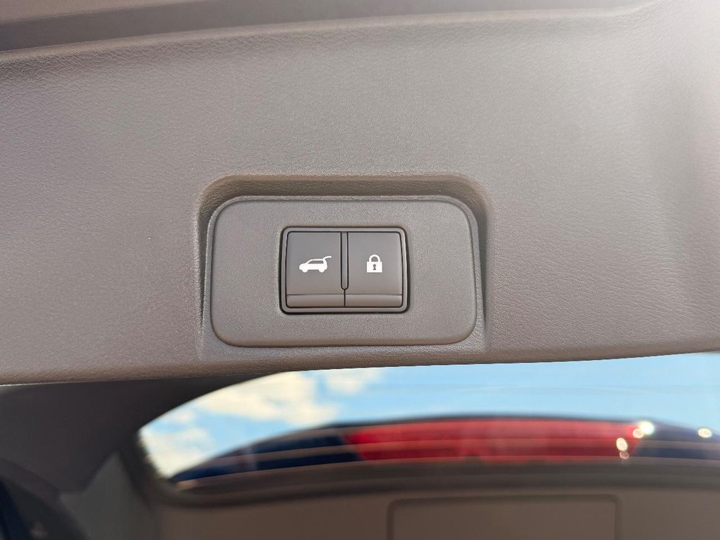 Nissan Rogue Vehicle Full-screen Gallery Image 15