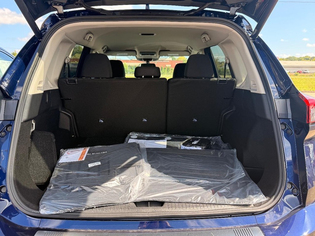 Nissan Rogue Vehicle Full-screen Gallery Image 16