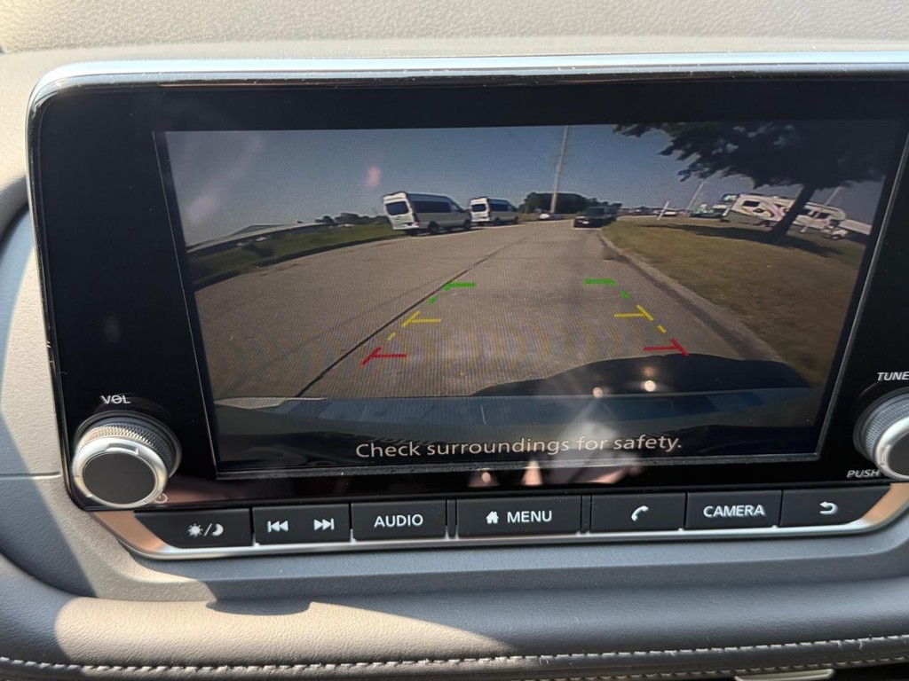 Nissan Rogue Vehicle Full-screen Gallery Image 02