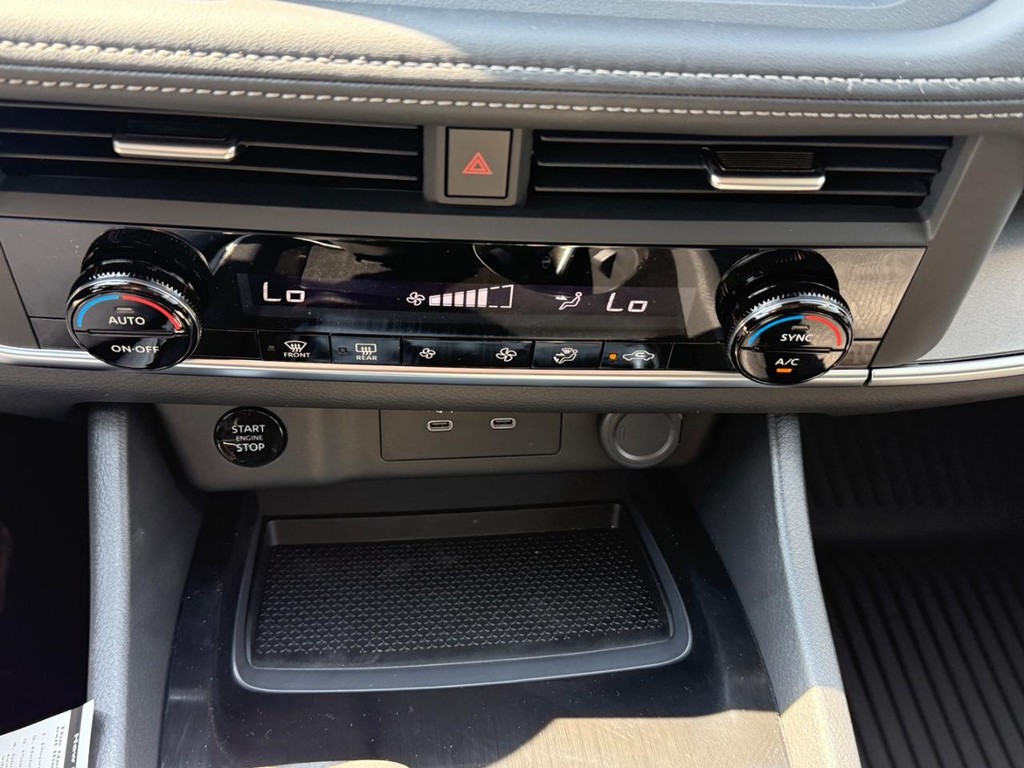 Nissan Rogue Vehicle Full-screen Gallery Image 03