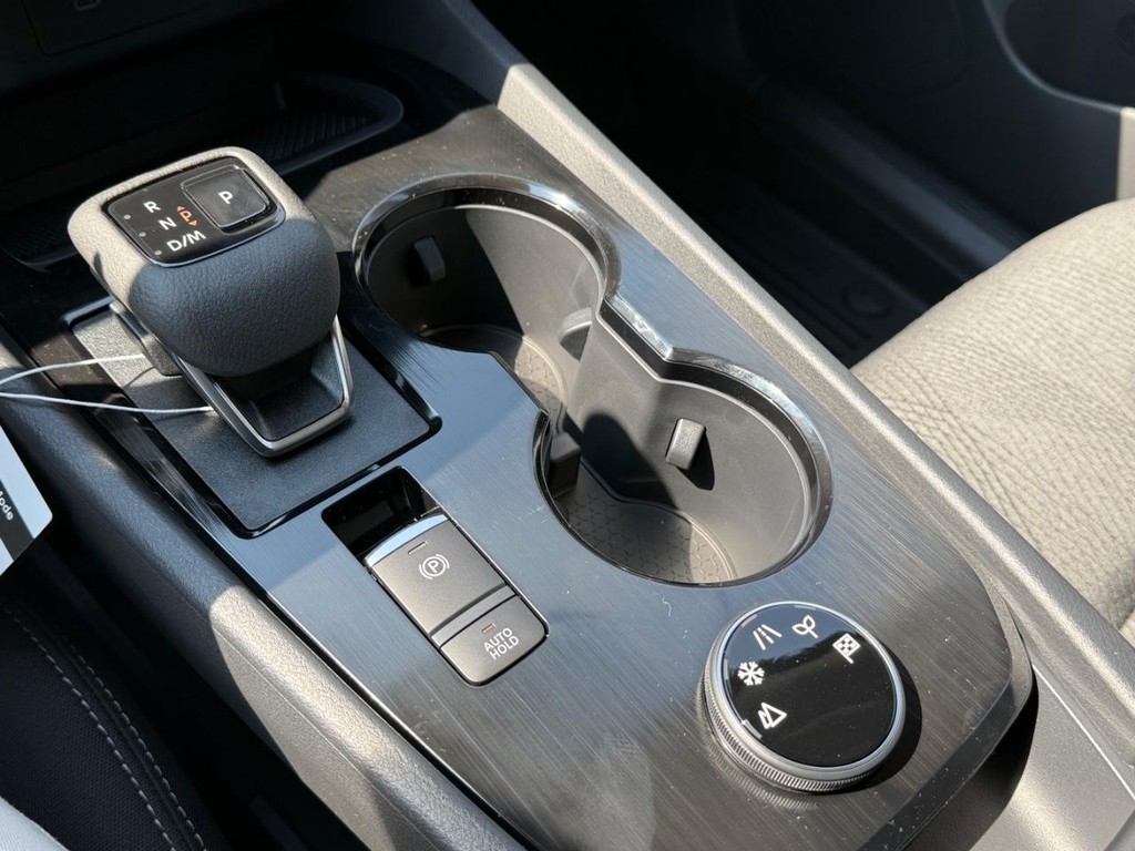 Nissan Rogue Vehicle Full-screen Gallery Image 04