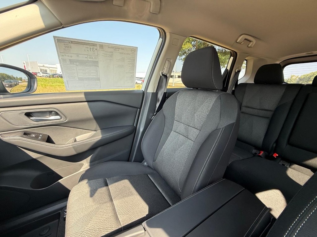 Nissan Rogue Vehicle Full-screen Gallery Image 05