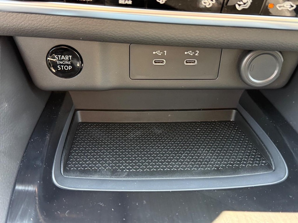 Nissan Rogue Vehicle Full-screen Gallery Image 07