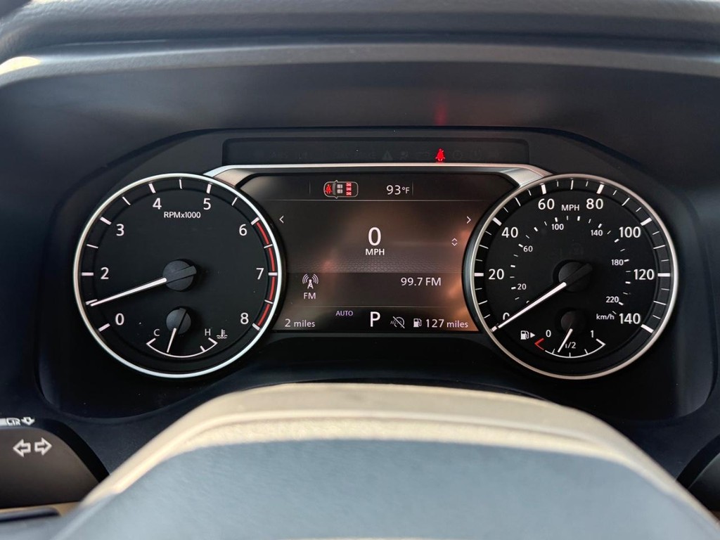 Nissan Rogue Vehicle Full-screen Gallery Image 08