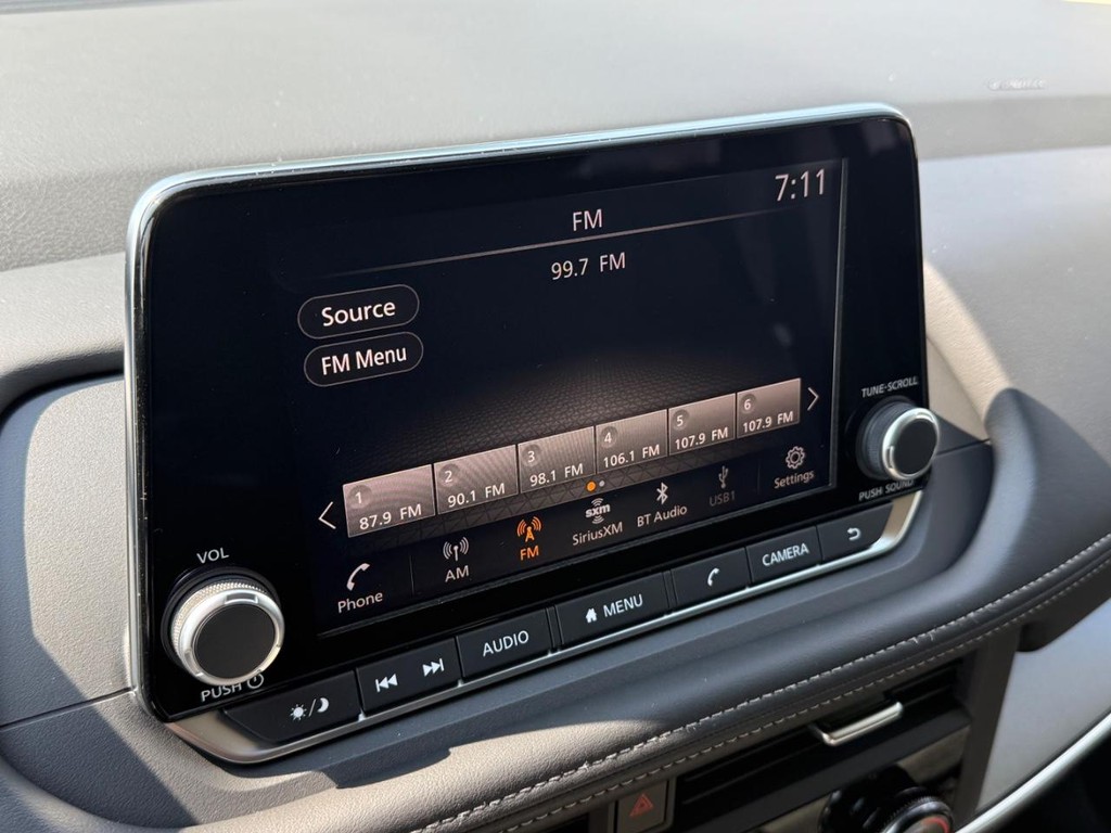 Nissan Rogue Vehicle Full-screen Gallery Image 09