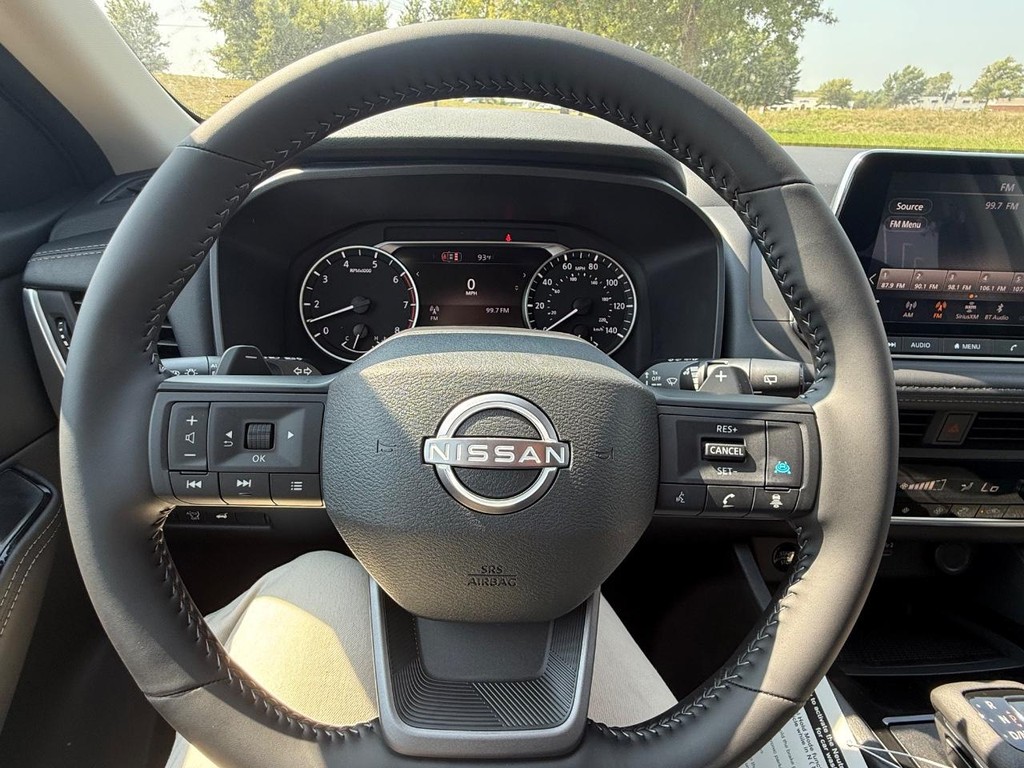 Nissan Rogue Vehicle Full-screen Gallery Image 10