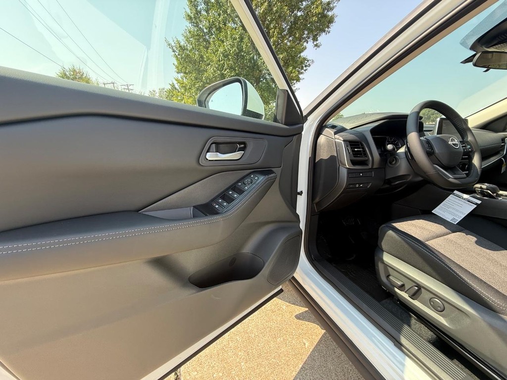 Nissan Rogue Vehicle Full-screen Gallery Image 13