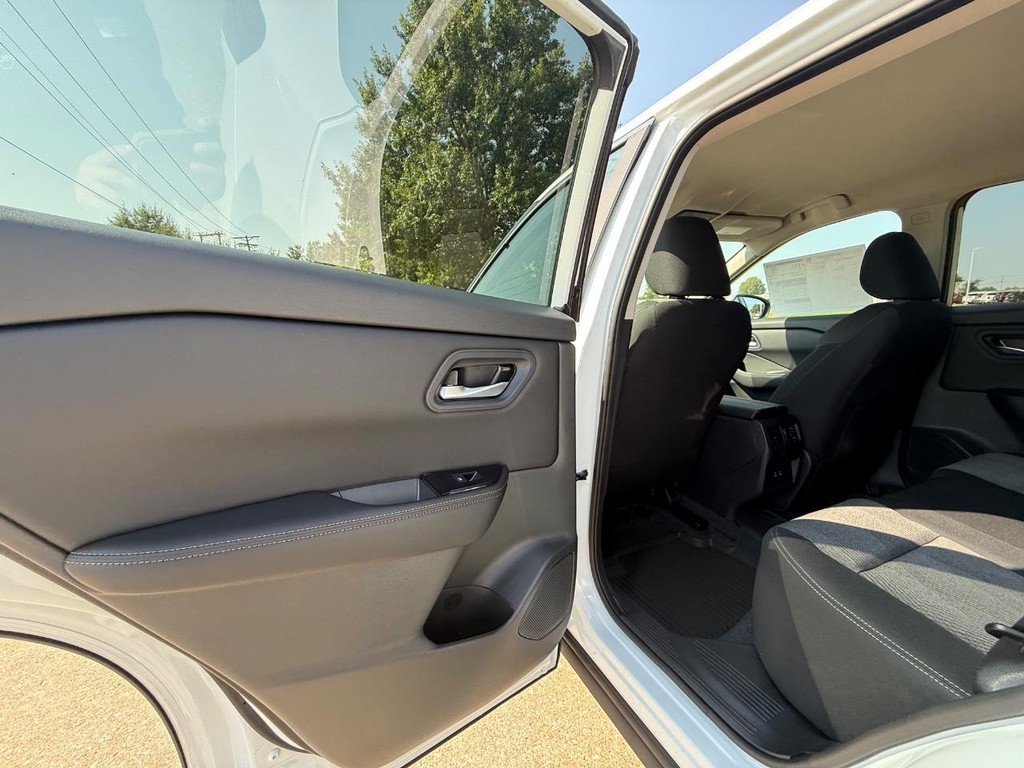 Nissan Rogue Vehicle Full-screen Gallery Image 14