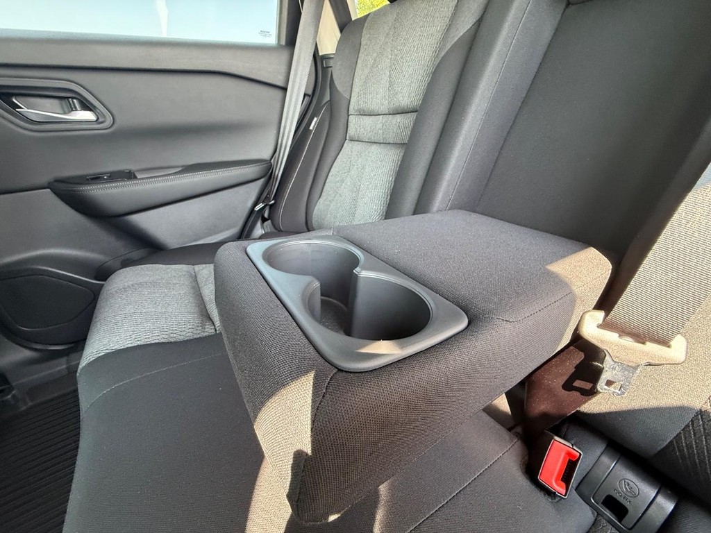 Nissan Rogue Vehicle Full-screen Gallery Image 15