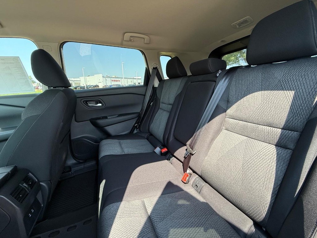 Nissan Rogue Vehicle Full-screen Gallery Image 16