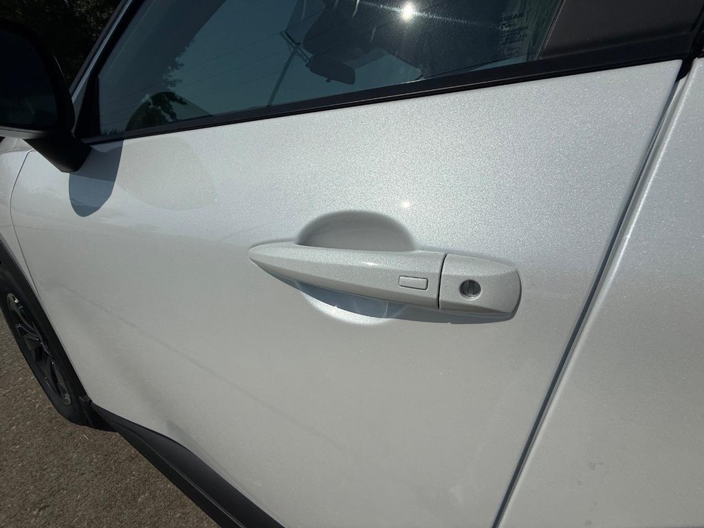 Nissan Rogue Vehicle Full-screen Gallery Image 17