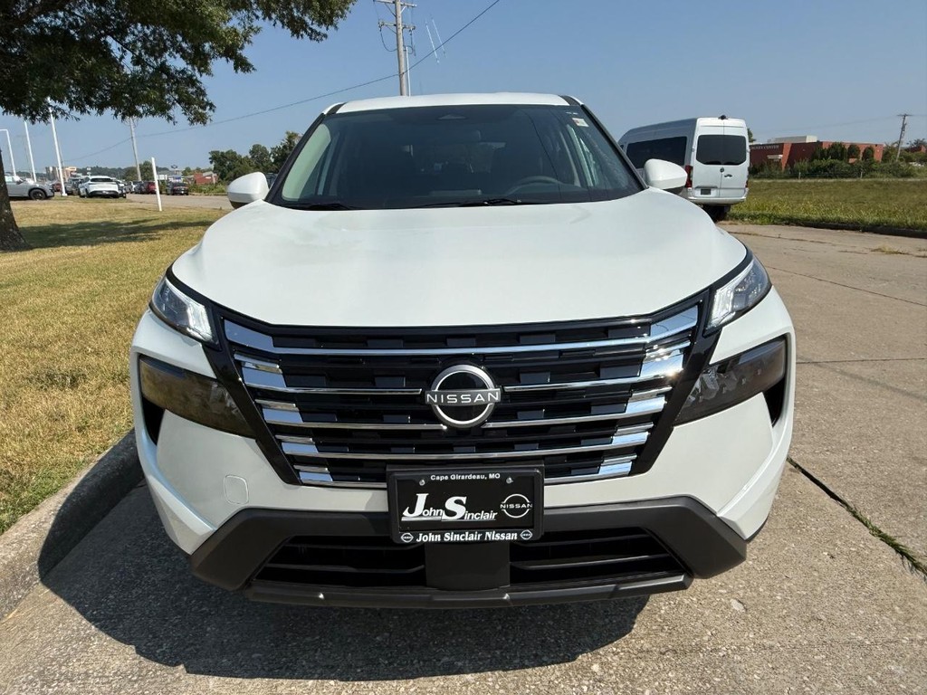 Nissan Rogue Vehicle Full-screen Gallery Image 18