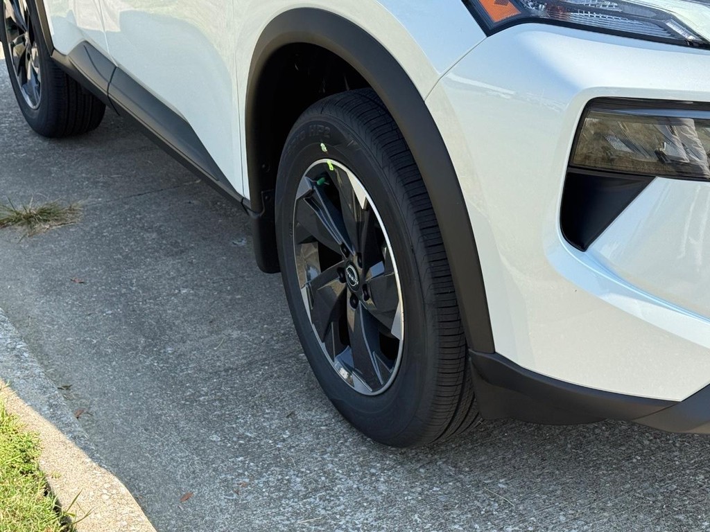 Nissan Rogue Vehicle Full-screen Gallery Image 19