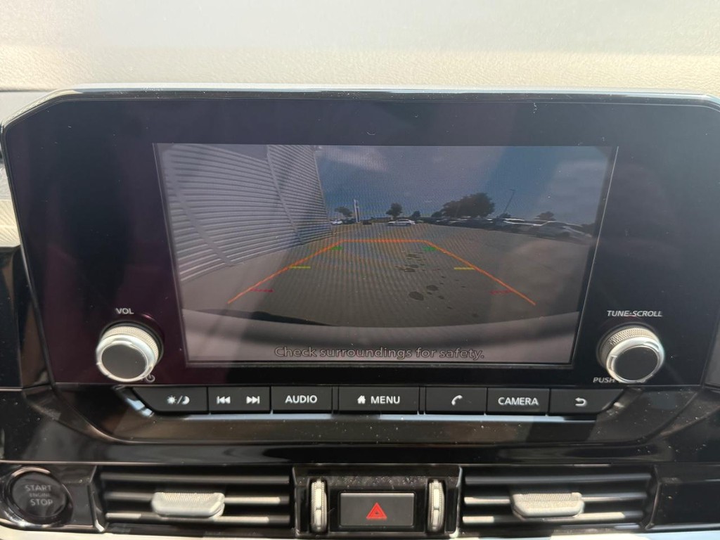 Nissan Pathfinder Vehicle Full-screen Gallery Image 02