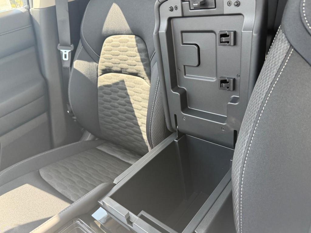 Nissan Pathfinder Vehicle Full-screen Gallery Image 03