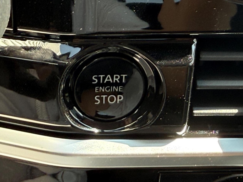 Nissan Pathfinder Vehicle Full-screen Gallery Image 05