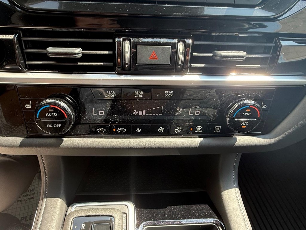 Nissan Pathfinder Vehicle Full-screen Gallery Image 10