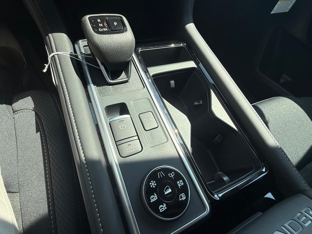 Nissan Pathfinder Vehicle Full-screen Gallery Image 11