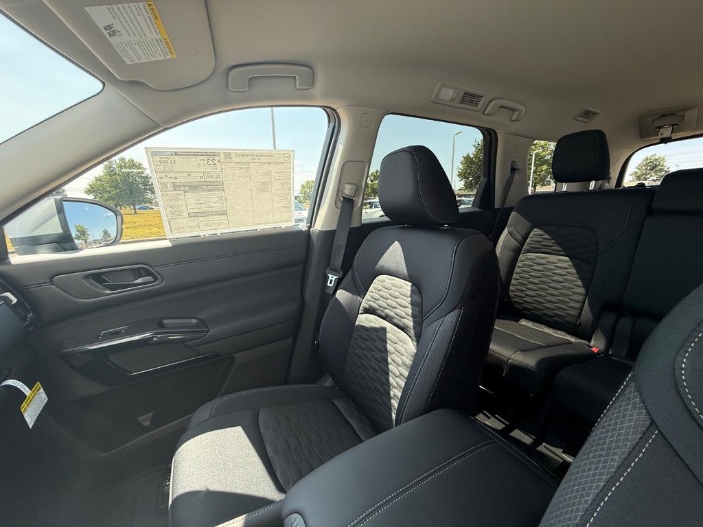 Nissan Pathfinder Vehicle Full-screen Gallery Image 13