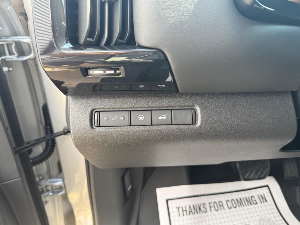 Nissan Pathfinder Vehicle Full-screen Gallery Image 14