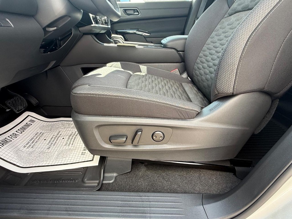 Nissan Pathfinder Vehicle Full-screen Gallery Image 15