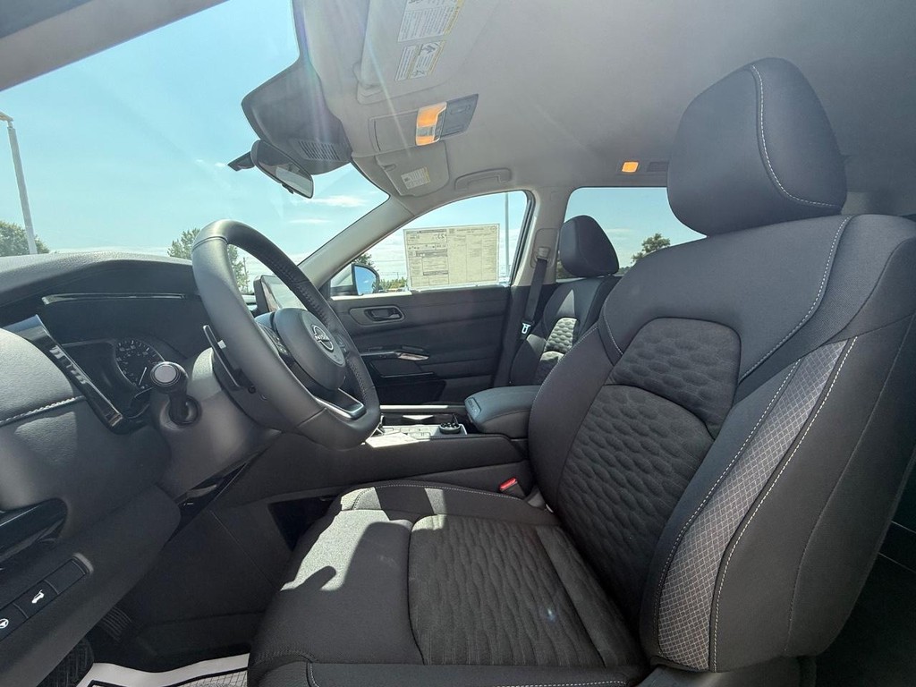 Nissan Pathfinder Vehicle Full-screen Gallery Image 16