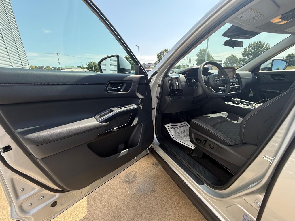 Nissan Pathfinder Vehicle Full-screen Gallery Image 17