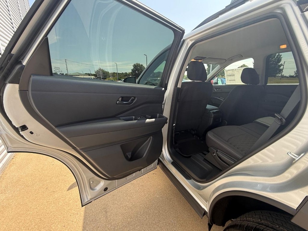 Nissan Pathfinder Vehicle Full-screen Gallery Image 18