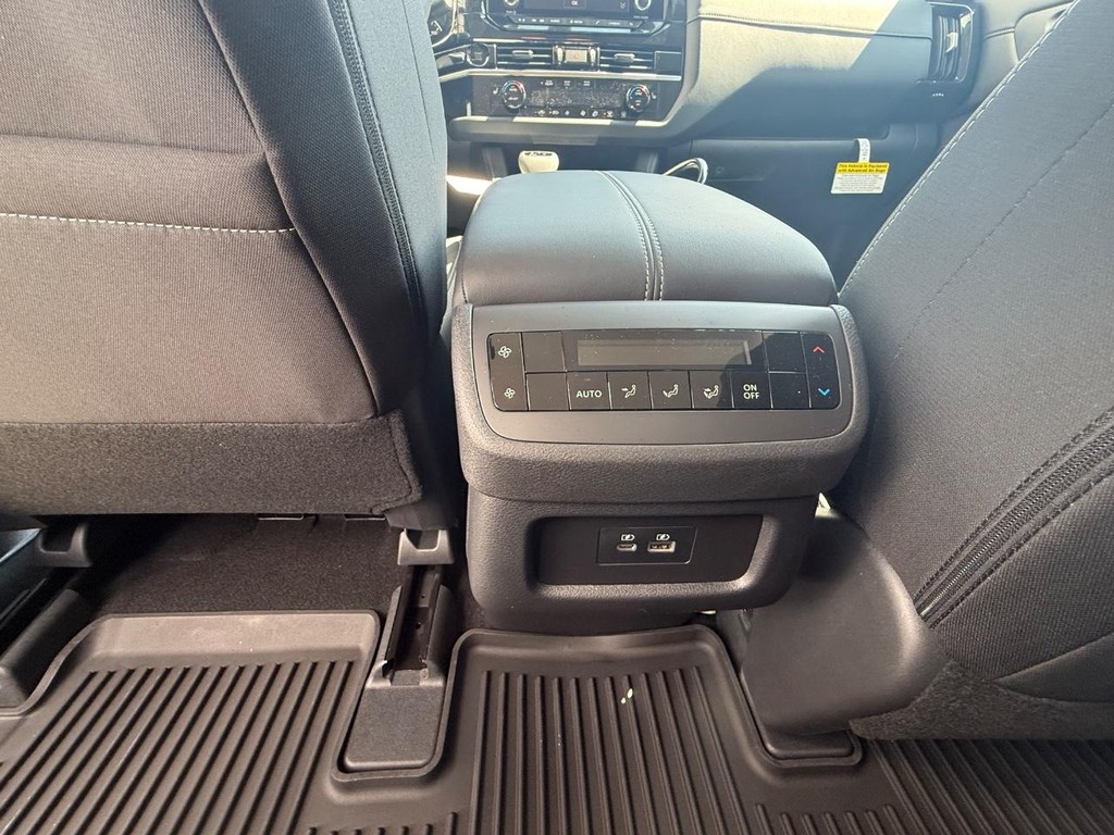 Nissan Pathfinder Vehicle Full-screen Gallery Image 19