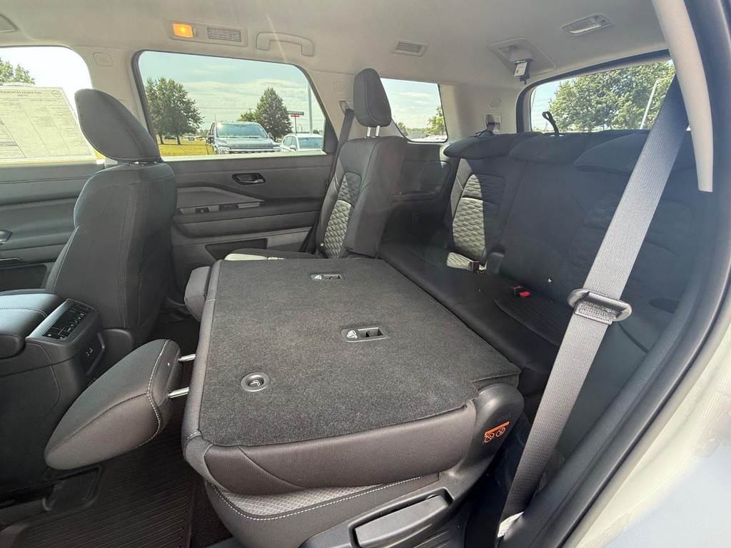 Nissan Pathfinder Vehicle Full-screen Gallery Image 20