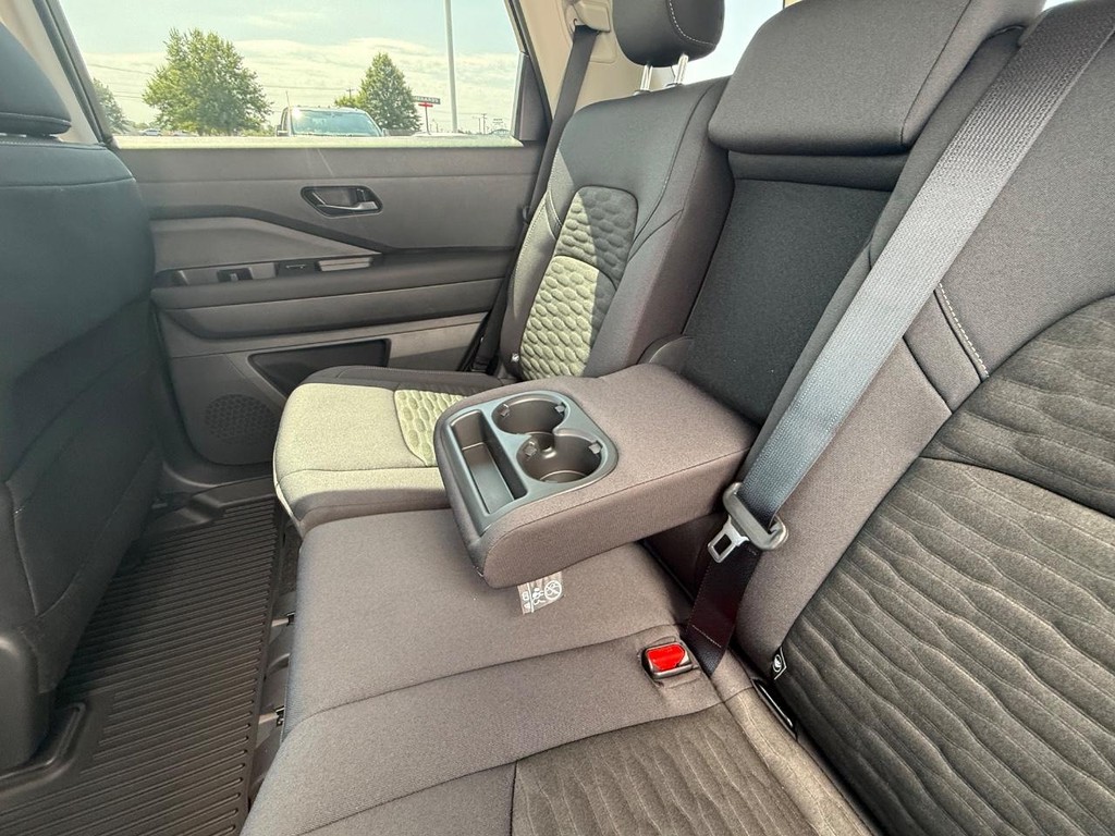 Nissan Pathfinder Vehicle Full-screen Gallery Image 21