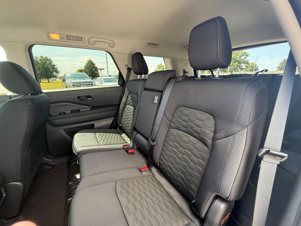 Nissan Pathfinder Vehicle Full-screen Gallery Image 22