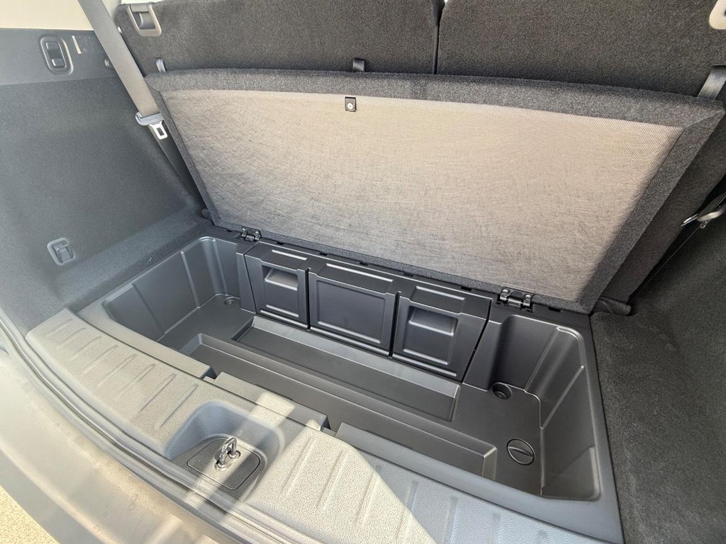 Nissan Pathfinder Vehicle Full-screen Gallery Image 25