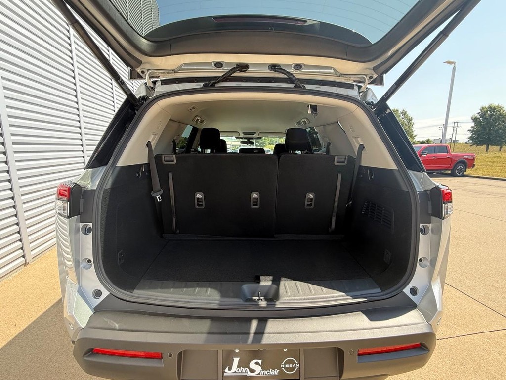 Nissan Pathfinder Vehicle Full-screen Gallery Image 26