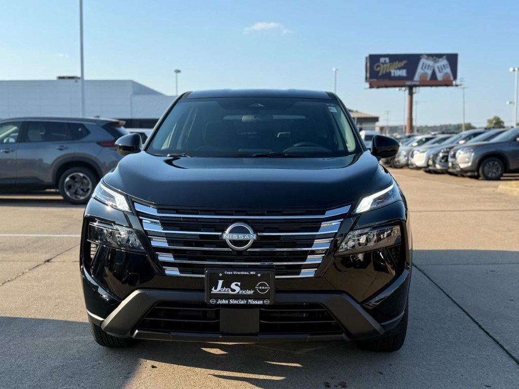 Nissan Rogue Vehicle Full-screen Gallery Image 02