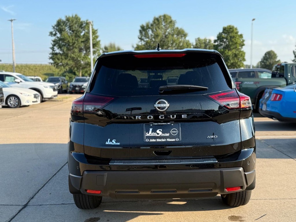 Nissan Rogue Vehicle Full-screen Gallery Image 03