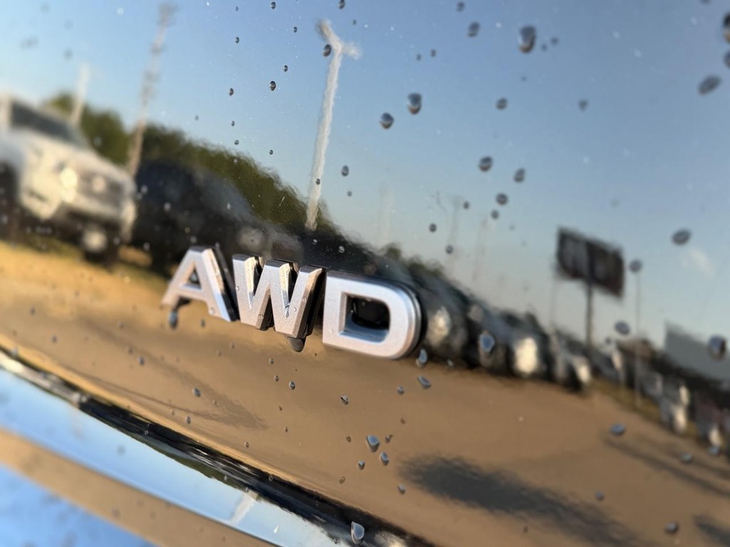 Nissan Rogue Vehicle Full-screen Gallery Image 05