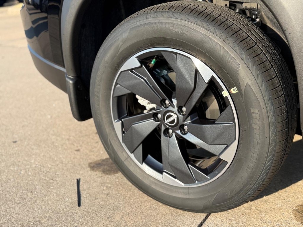 Nissan Rogue Vehicle Full-screen Gallery Image 06