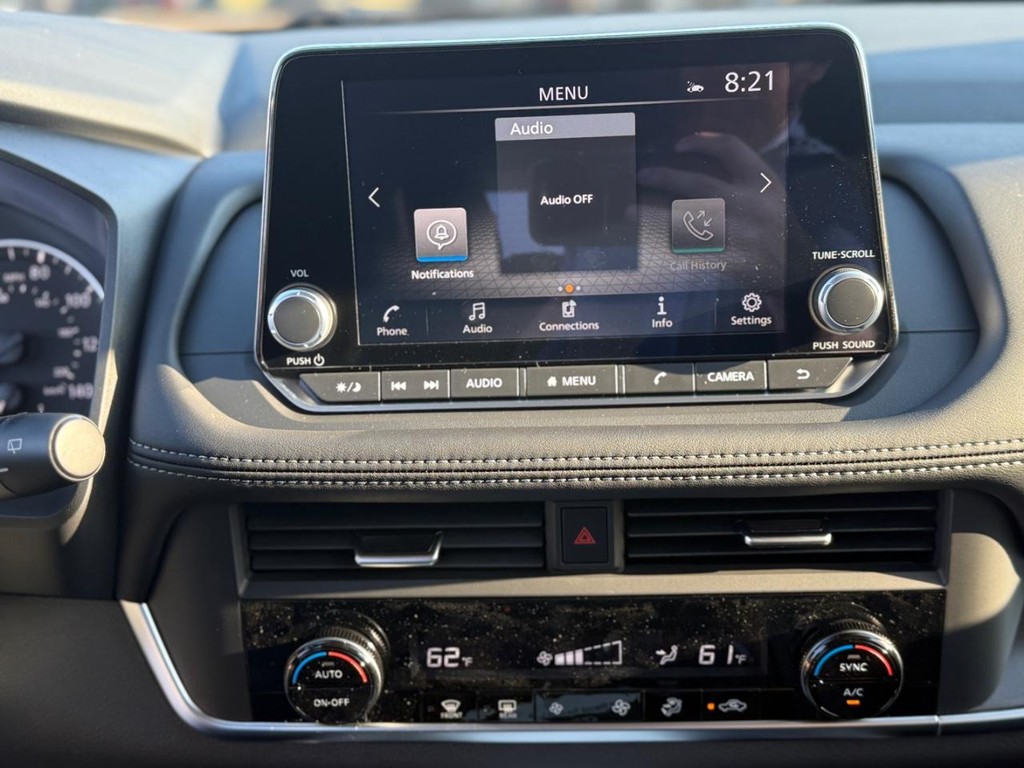 Nissan Rogue Vehicle Full-screen Gallery Image 07