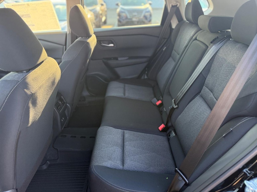 Nissan Rogue Vehicle Full-screen Gallery Image 09