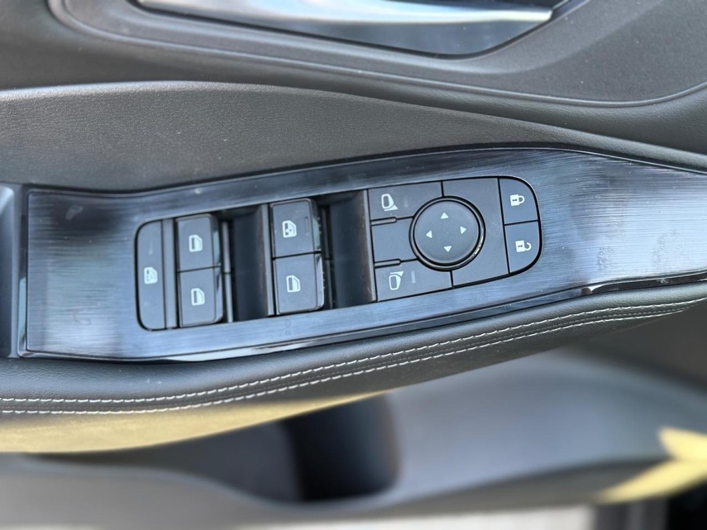 Nissan Rogue Vehicle Full-screen Gallery Image 10